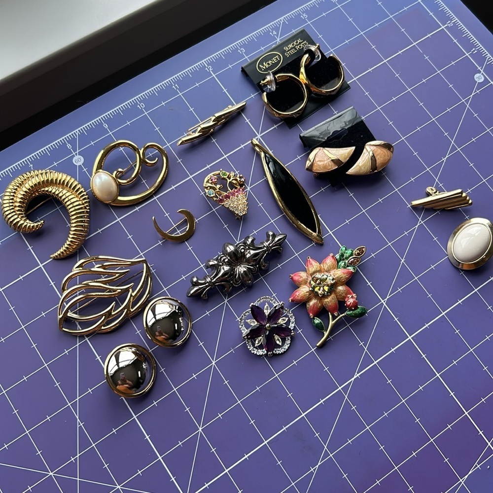Monet collection of brooches & earrings new & old EUC  and travel pouch included - Picture 6 of 14